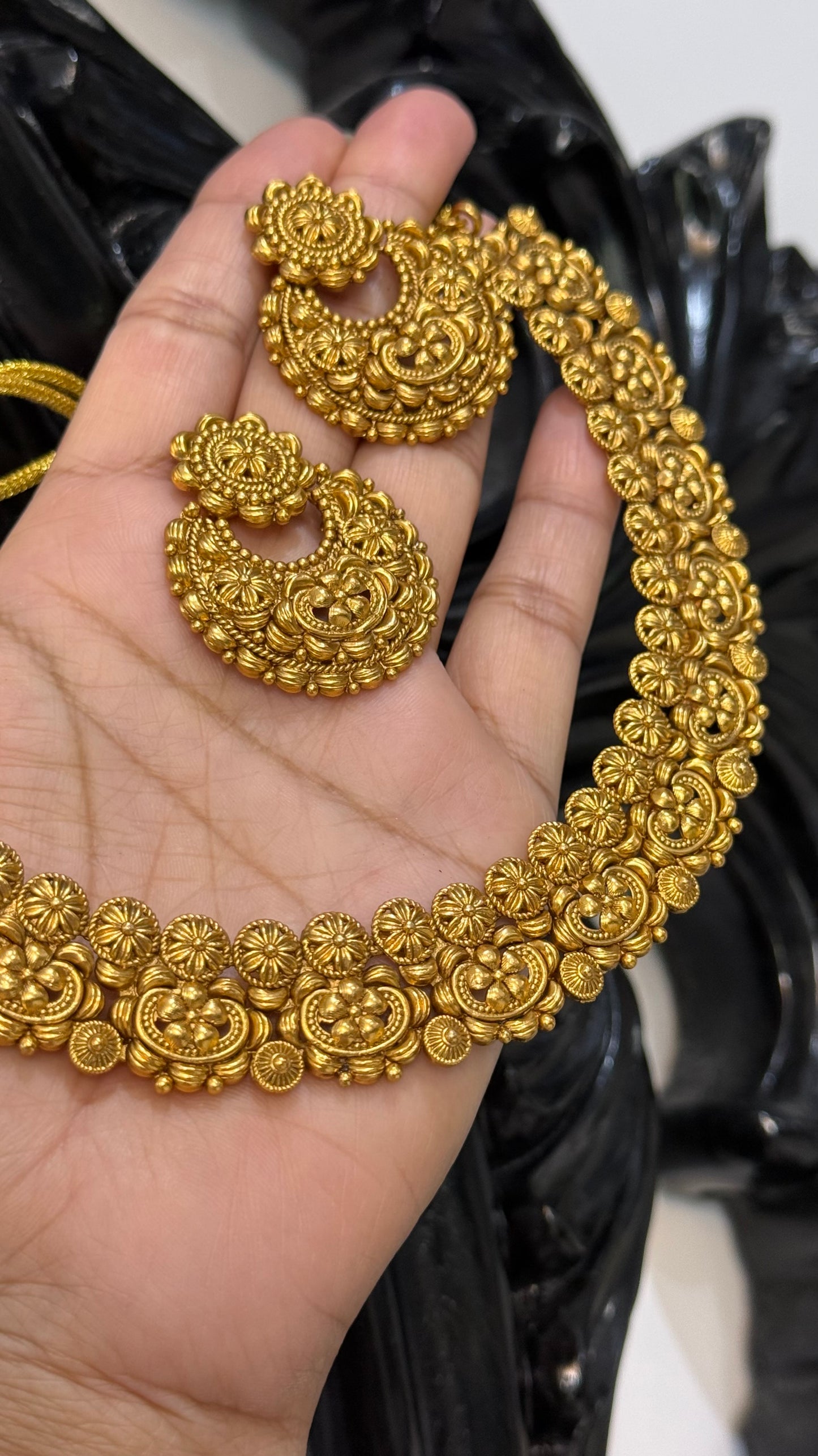 Antique look necklace gold plated
