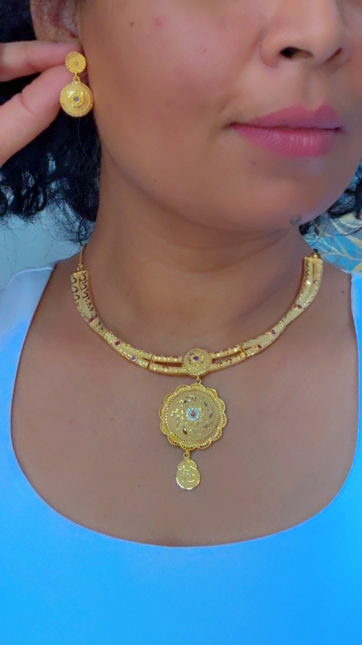 Gold look necklace with earrings
