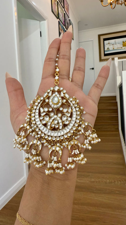 Gold-plated Pachi Kundan tikka featuring classic Indian design