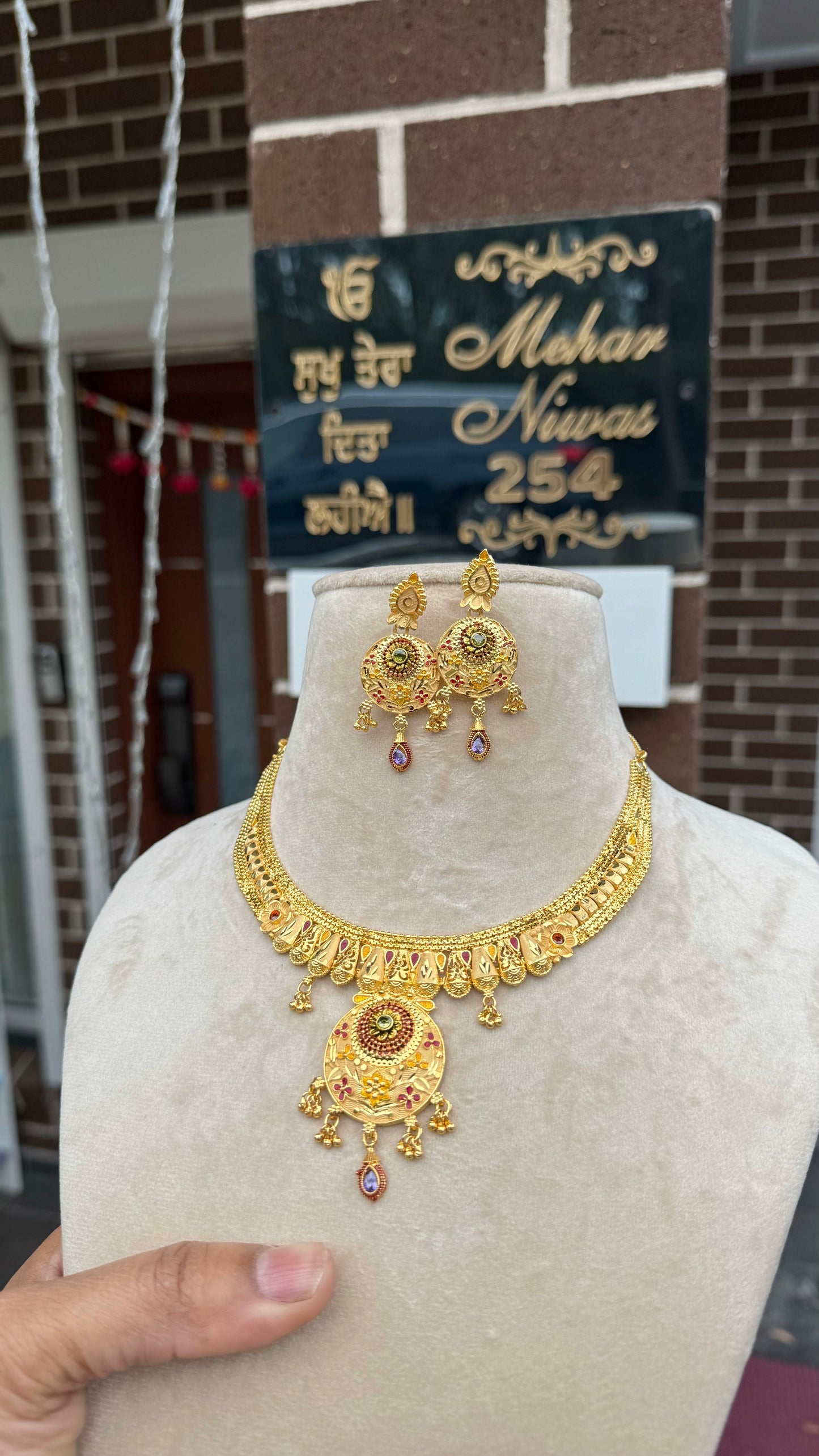 Yellow gold-look Indian necklace, traditional design with intricate detailing, perfect for weddings and festive occasions