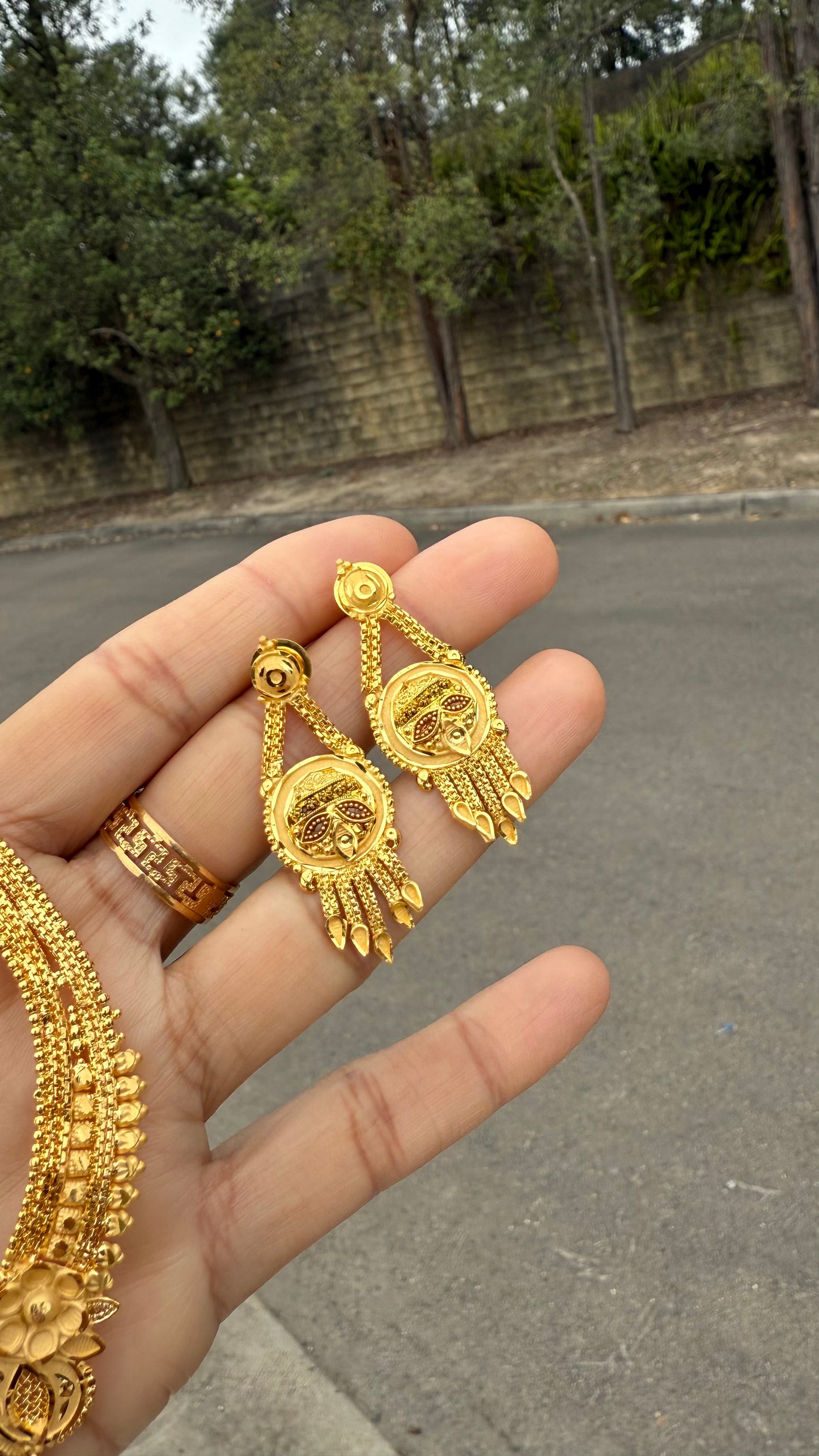 Yellow gold-look Indian necklace, traditional design with intricate detailing, perfect for weddings and festive occasions