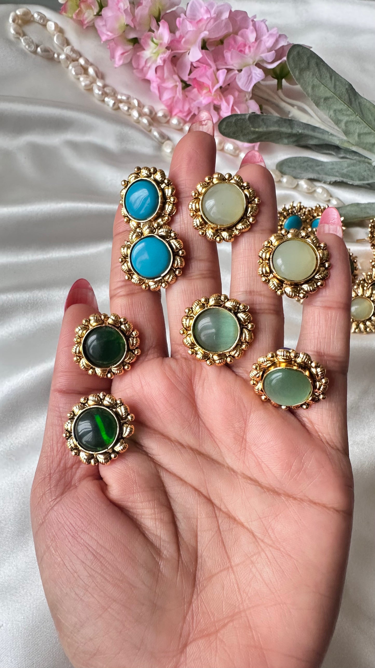 Gold look studs Sandookh
