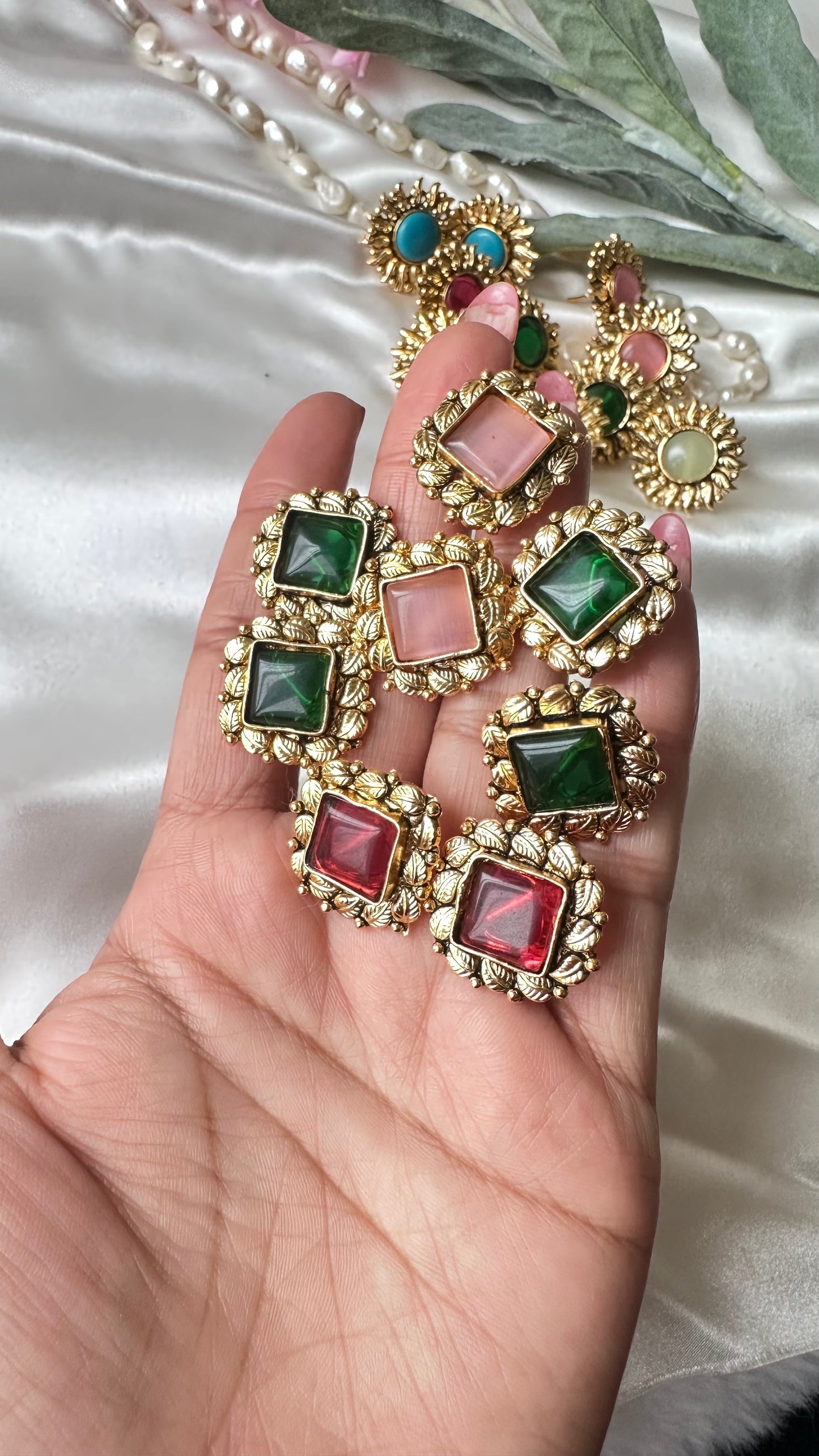Gold look studs Sandookh