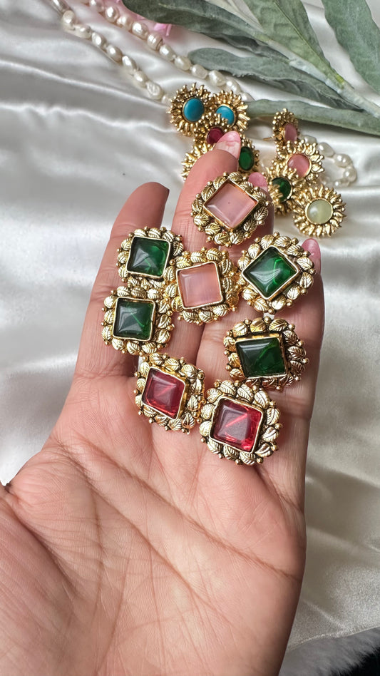 Gold look studs Sandookh