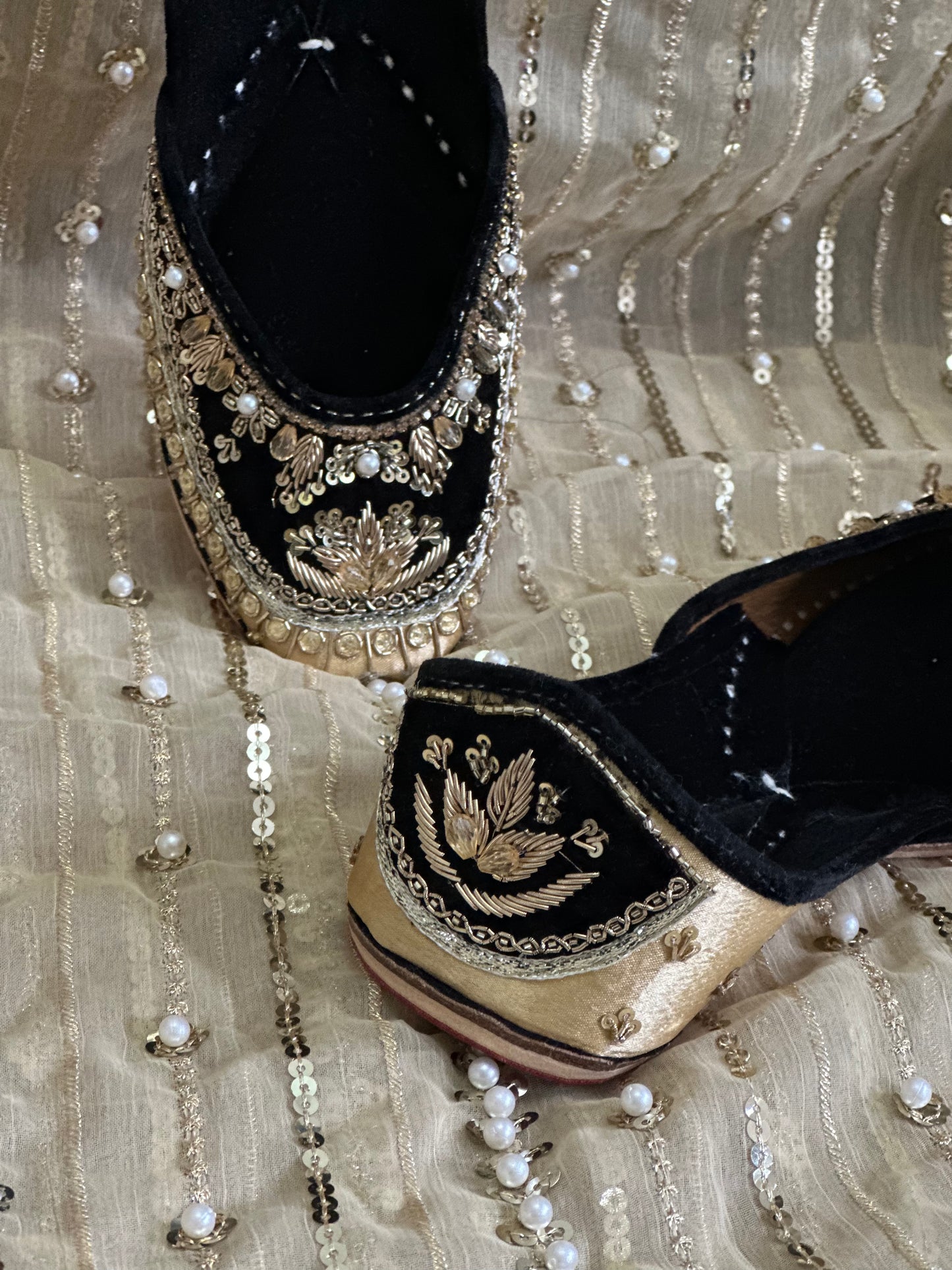 Velvet punjabi jutti Women