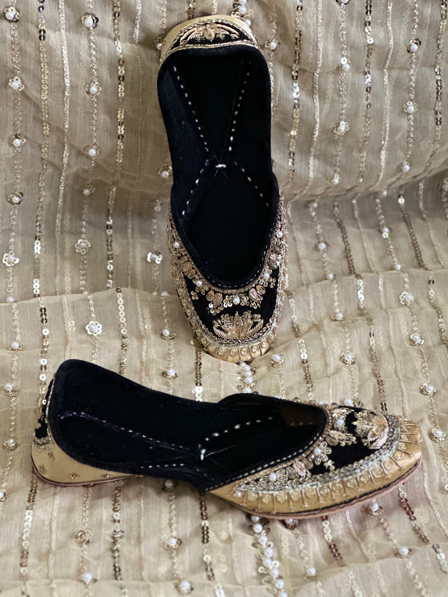Velvet punjabi jutti Women