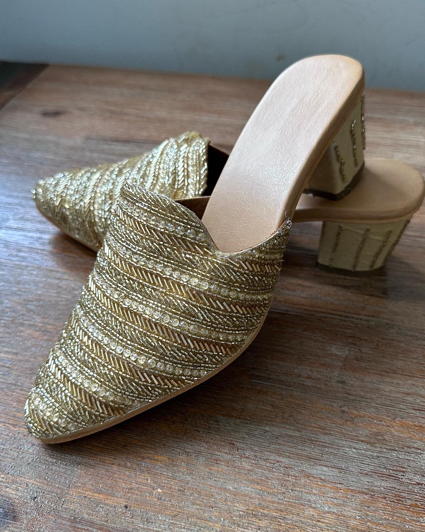 Golden heel jutti Women