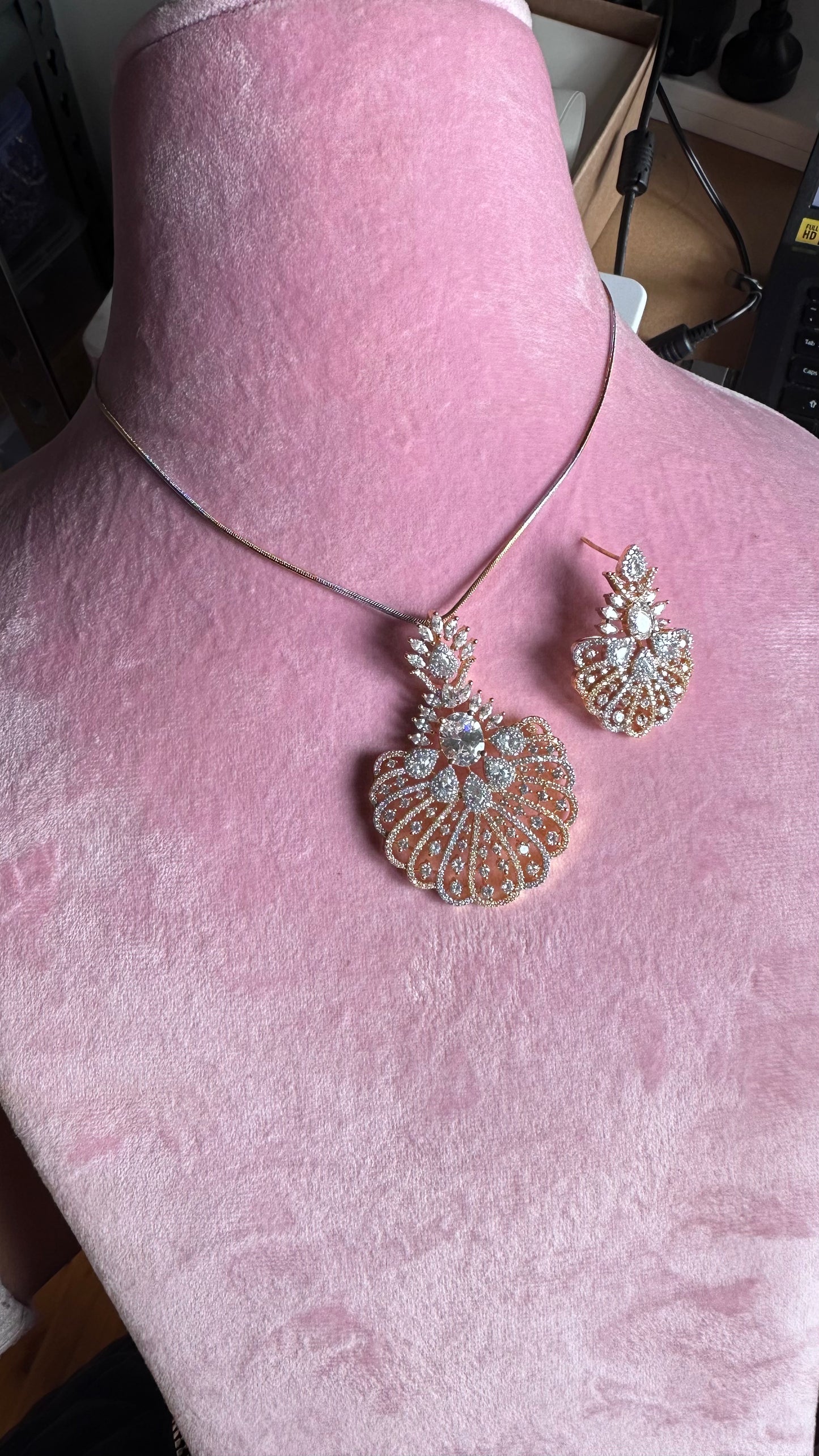 American diamond pendant set