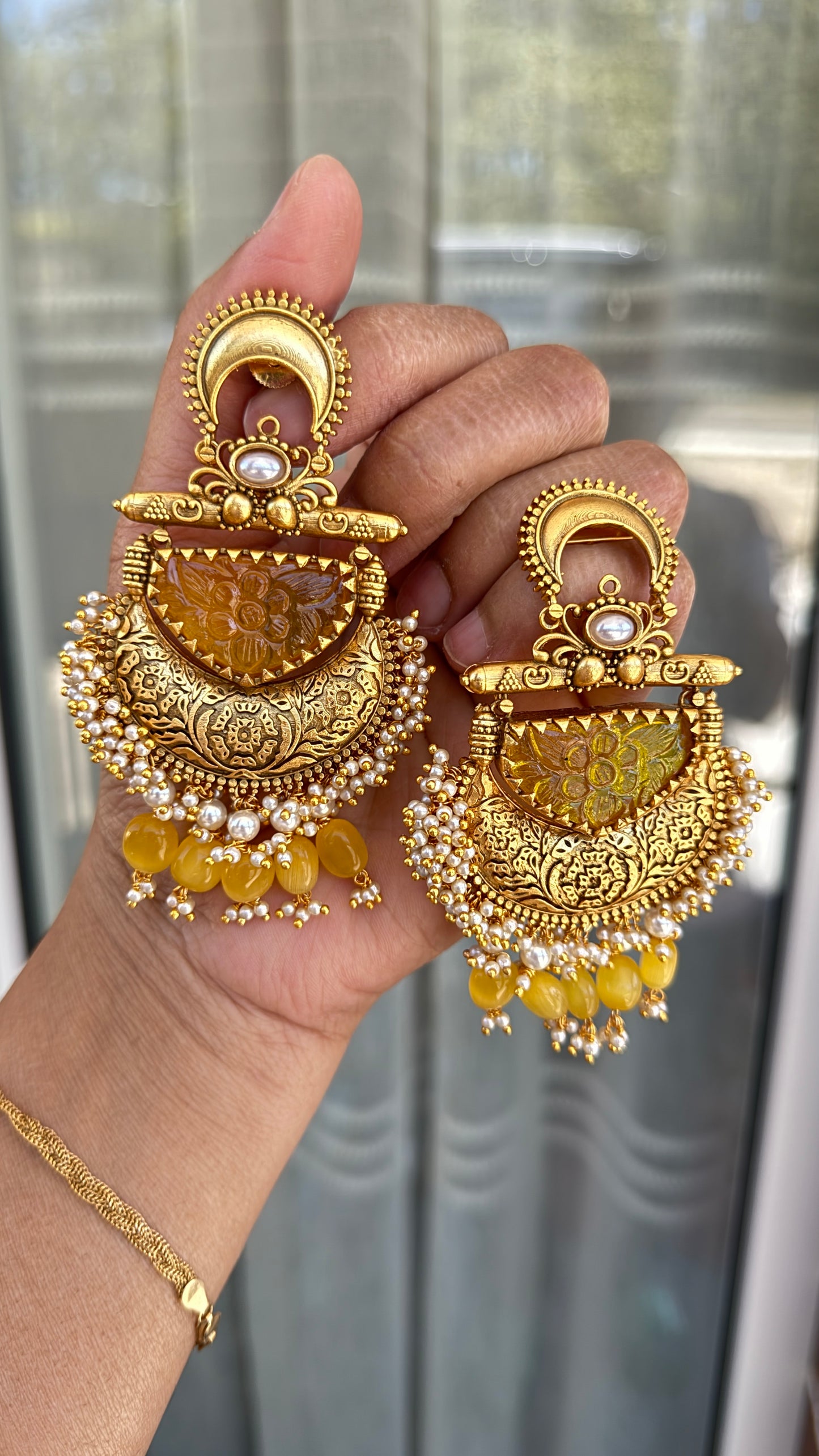 Antique look Earrings yellow