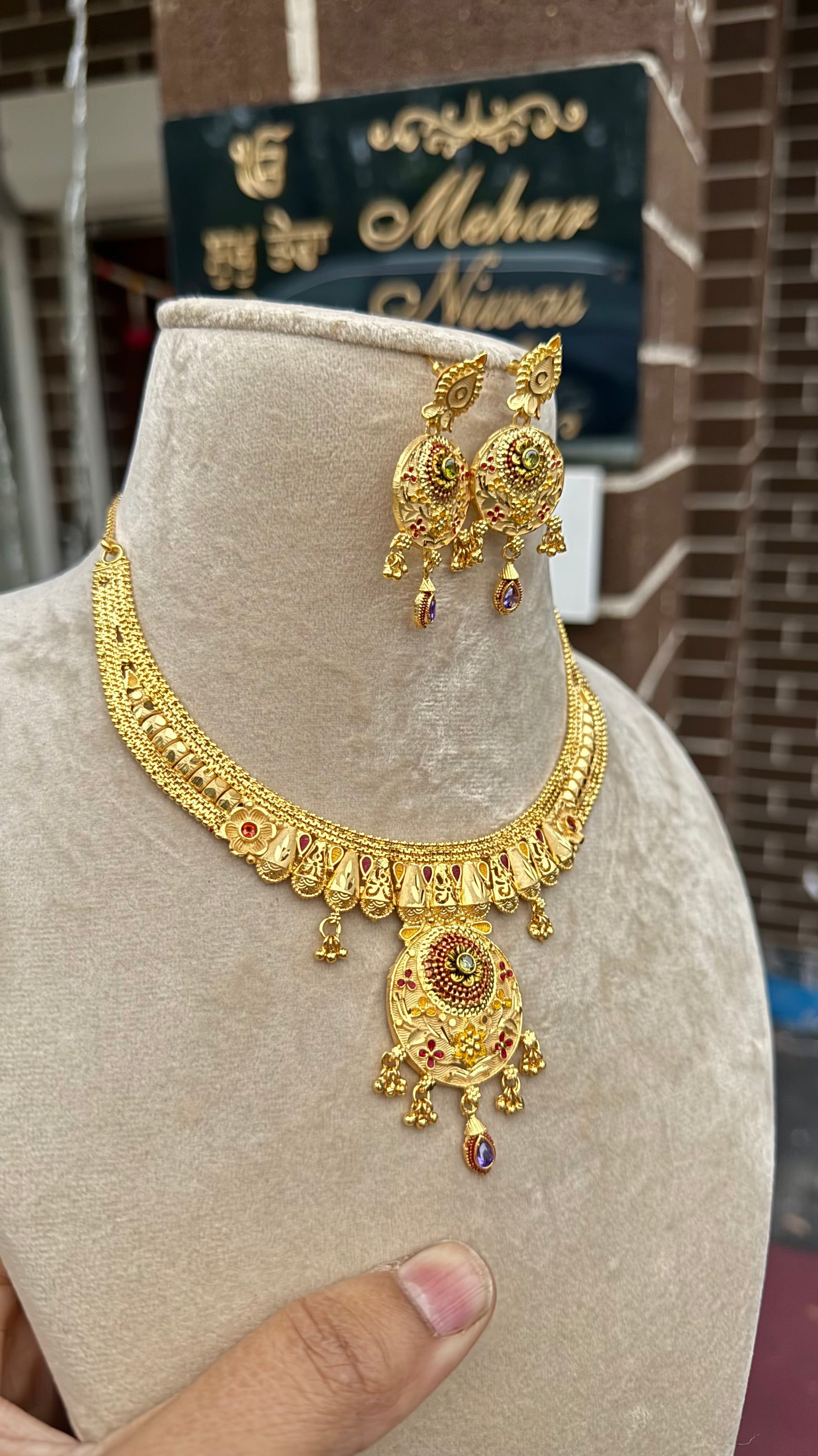 Yellow gold-look Indian necklace, traditional design with intricate detailing, perfect for weddings and festive occasions