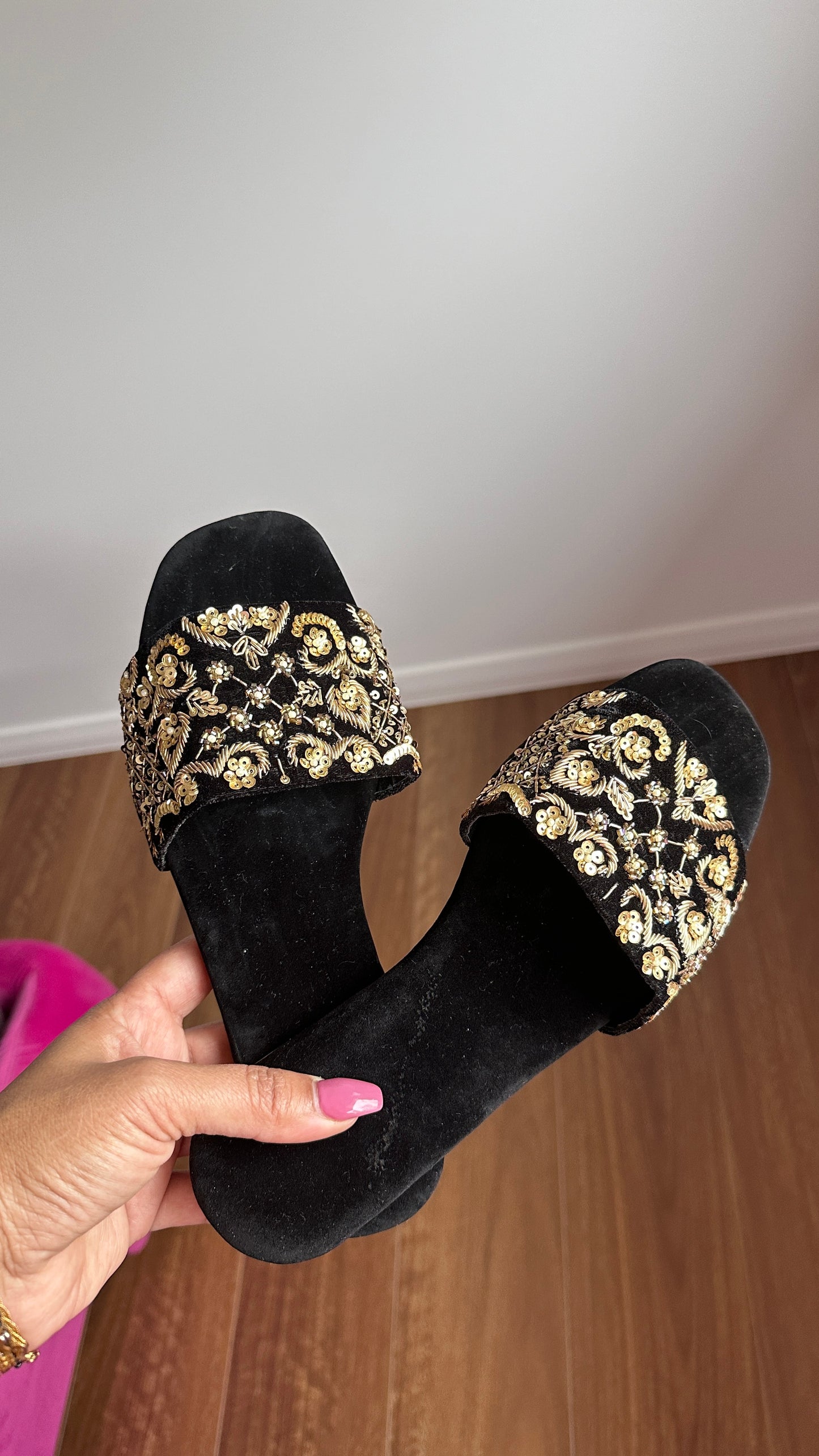 Black Velvet punjabi jutti Women