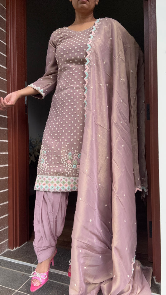 Salwar suit