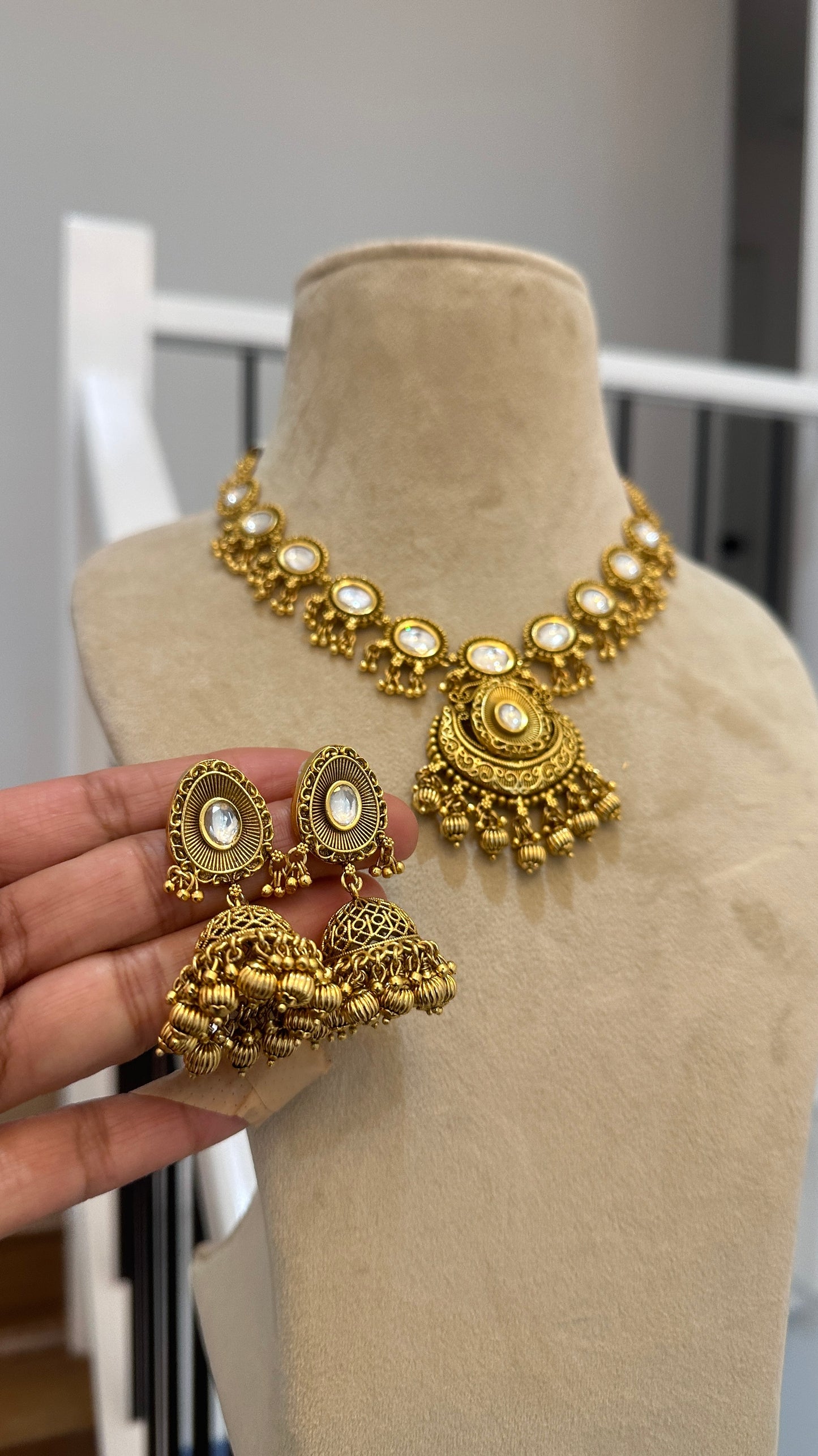 Antique gold look choker set uncut kundan