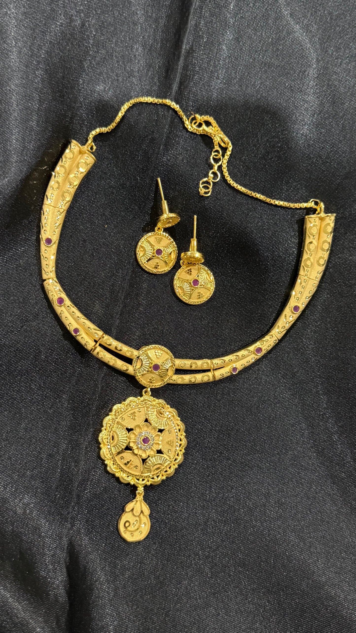 Gold look necklace Sandookh collection