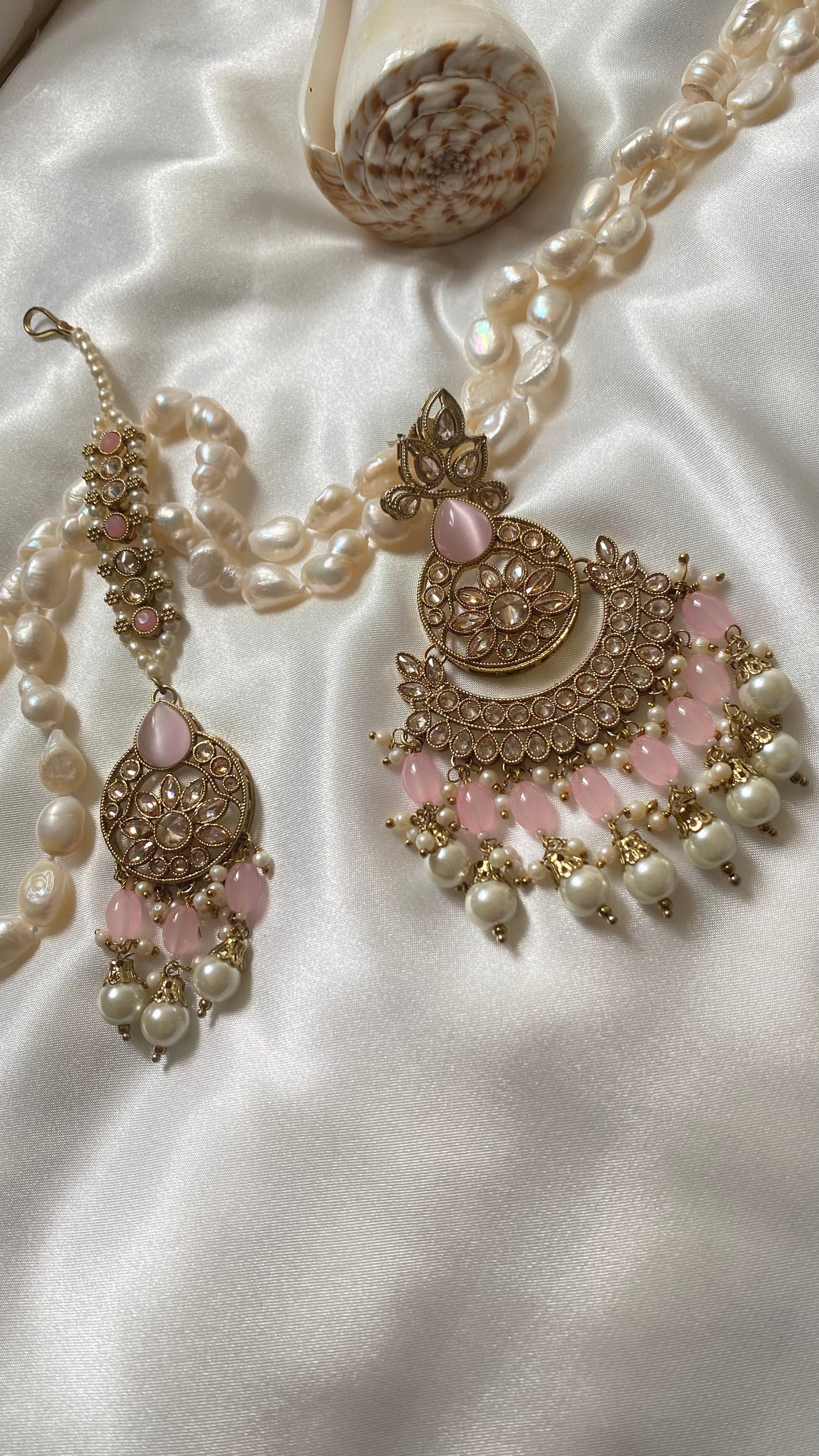 Reverse AD tikka and earring pink