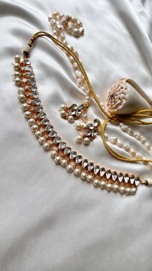 Uncut kundan single line necklace or choker with pearl