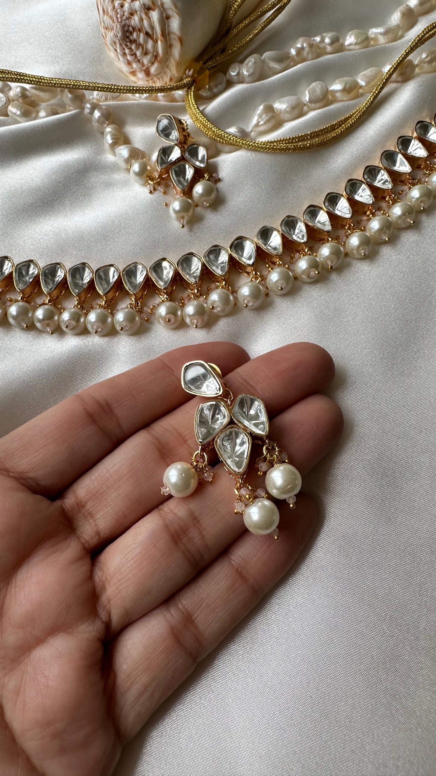 Uncut kundan single line necklace or choker with pearl