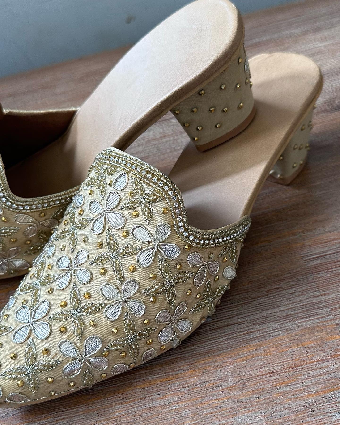 Golden heel jutti Women