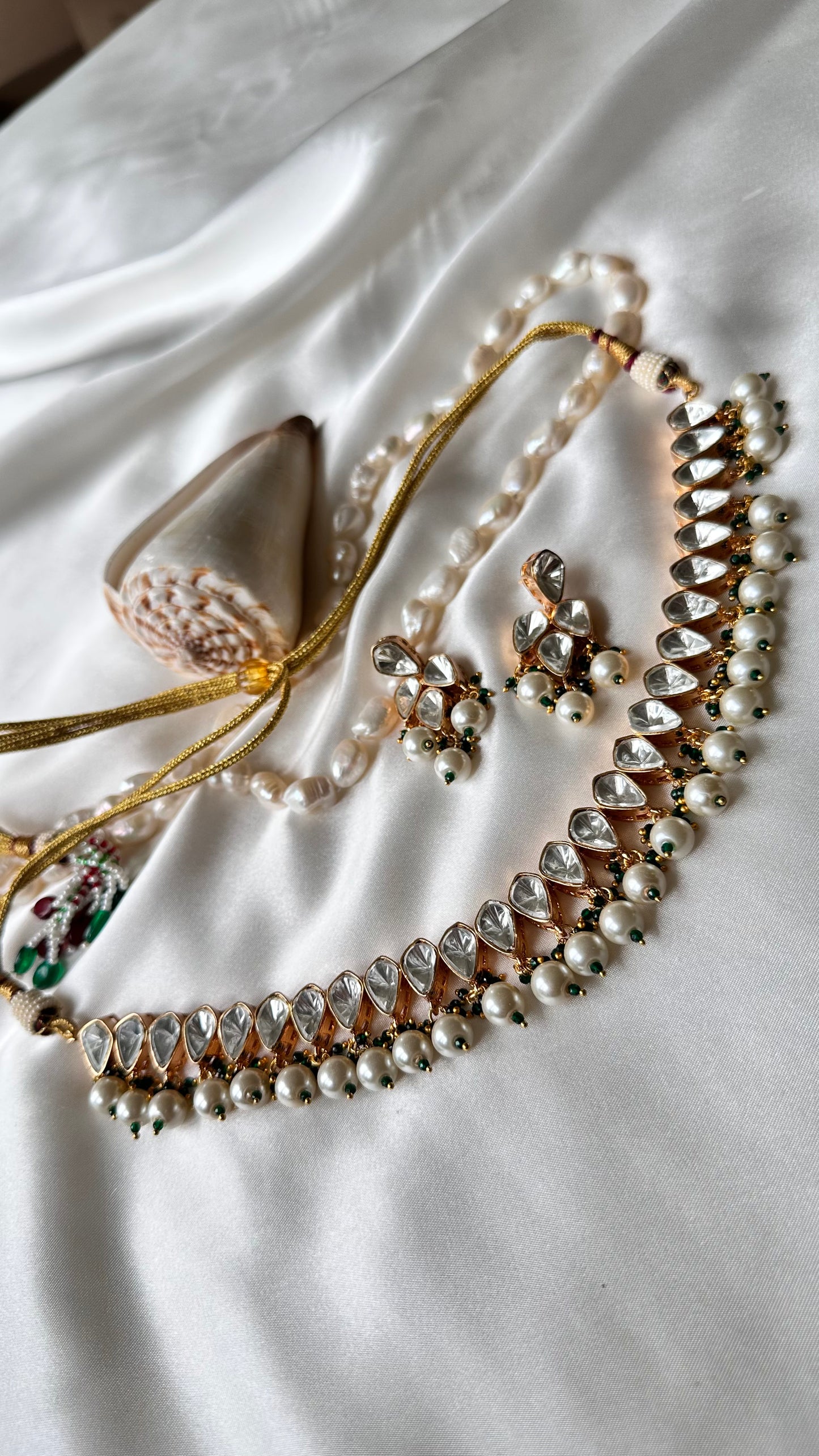 Uncut kundan single line necklace or choker with pearl